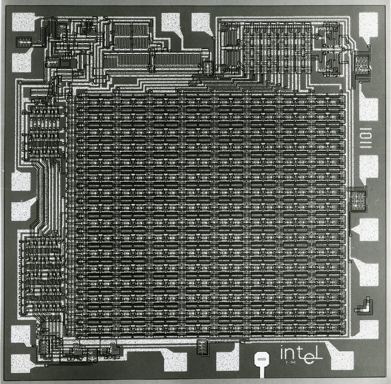 「1101」のシリコンダイ写真。記憶容量は256bit