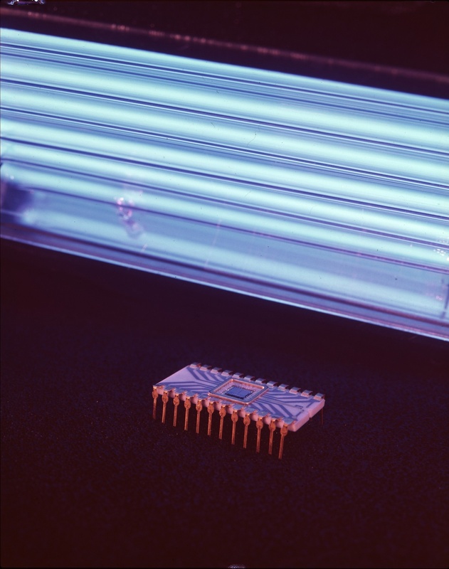 紫外線消去型EPROM「1702」の外観。シリコンダイの表面に紫外線を照射できるように、パッケージの中央に石英ガラスをはめ込んでいる