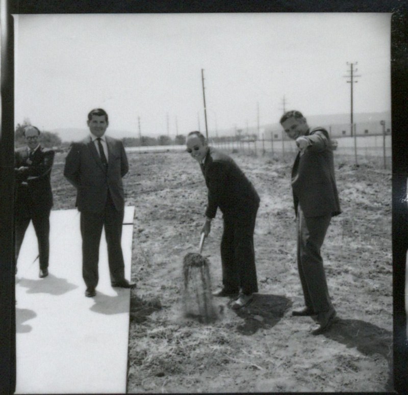 初めての自社ビル(SC1)をサンタクララに着工したときの式典。鍬入れをしているのがRobert Noyce氏、その右にGordon Moore氏が写っている。1970年4月21日に撮影されたもの