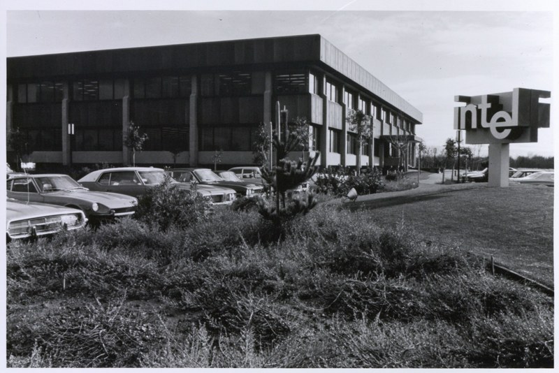 カリフォルニア州サンタクララの本社ビル(SC1)。1970年代初期に撮影されたもの。左側の駐車場に止まっているクルマの列が時代を感じさせる