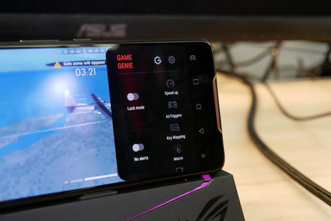 イベントレポート】ゲーミングスマホ「ROG Phone」の拡張ユニットを