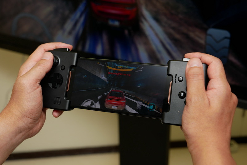 しっかり握って軽快にゲームをプレイ可能だ