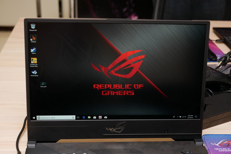 ディスプレイ。リフレッシュレート144Hz、1,920×1,080ドット表示対応の15.6型液晶