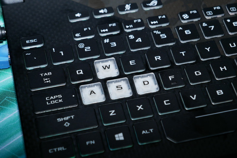 Strix SCAR IIはA、S、W、Dが透明キーキャップとなっている