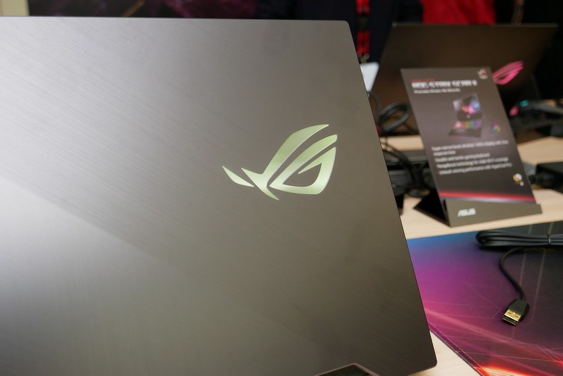 天板にはROGロゴがあり、Aura Syncで発色や発光パターンをコントロール可能