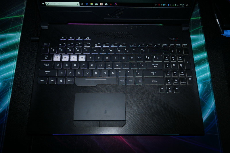 キーボード面。RGBバックライトを搭載し、Aura Syncで発色や発光パターンをコントロール可能