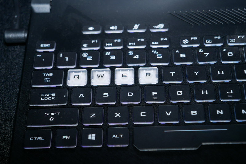 Strix HERO IIはA、S、W、Dが透明キーキャップとなっている