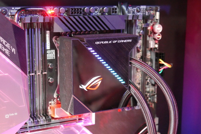 水冷ヘッド表面には1.77型有機ELディスプレイを搭載し、システム情報やGIF映像を表示。Aura Sync RGBイルミネーションも搭載する