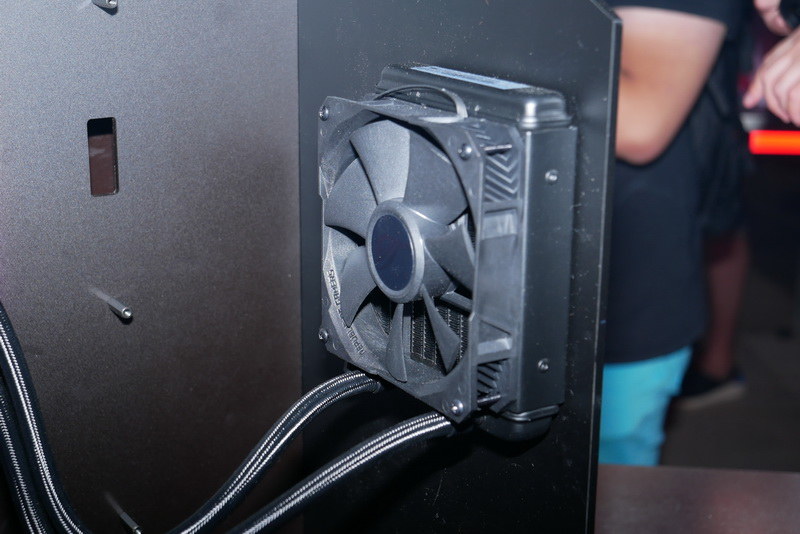 こちらは120mmラジエータモデルだが、240mmラジエータモデルも用意される