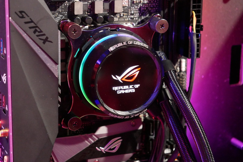 水冷ヘッド中央に1.77型有機ELディスプレイを搭載。Aura Sync RGBイルミネーション機能も搭載している