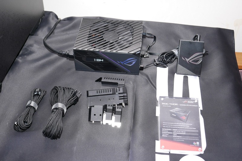 フルモジュラータイプで、出力は1200W。80PLUS Platinumに対応