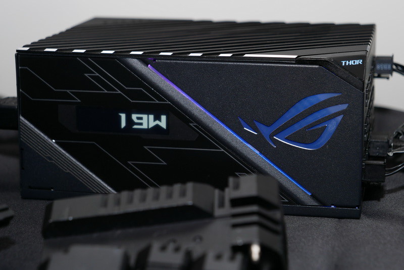 側面の有機ELディスプレイに消費電力をリアルタイムで表示。Aura Sync対応のRGBイルミネーション機能も搭載している