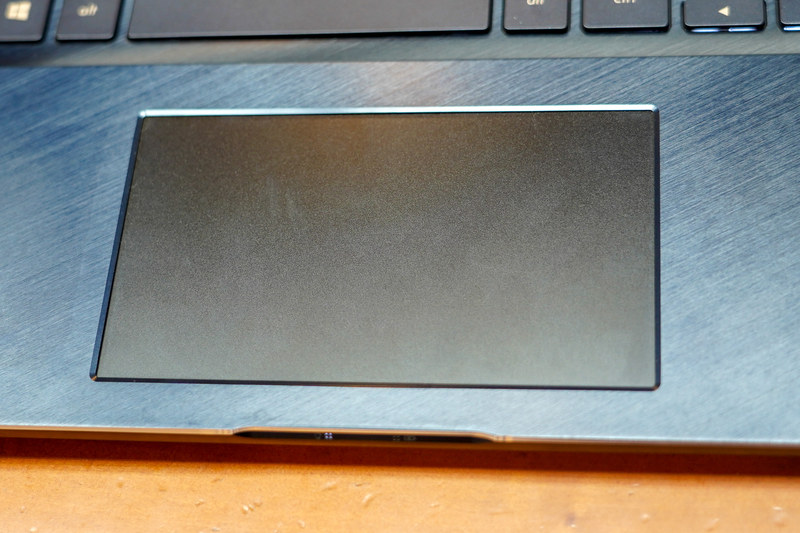 タッチパッドモードになっているScreenPad、見た目はタッチパッドそのもので、言われるまではこれがScreenPadだと気がつかないだろう