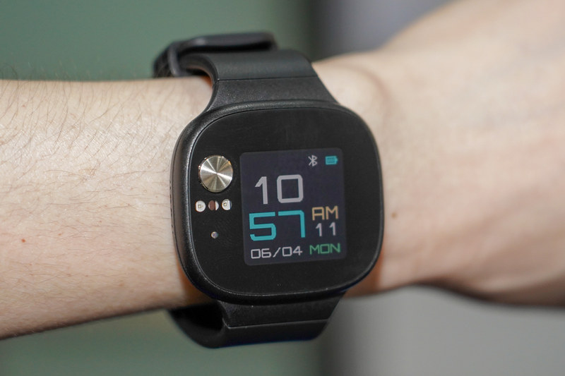 VivoWatch BPを実際に腕に巻いているところ