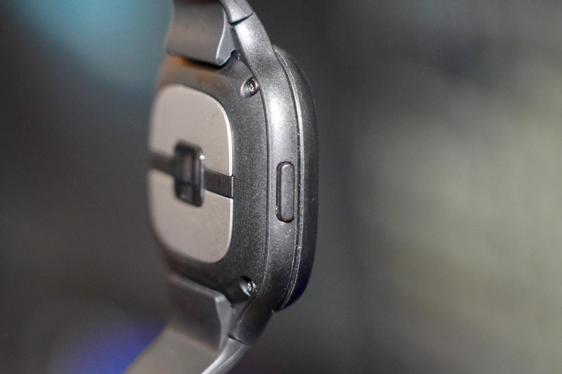 背面にある心拍計と右側面にあるボタン