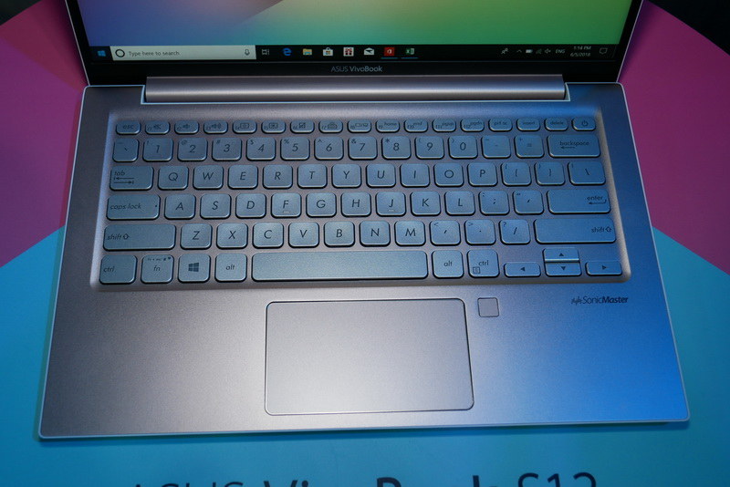 キーボードはアイソレーションタイプ。Windows Hello対応の指紋認証センサーも搭載する