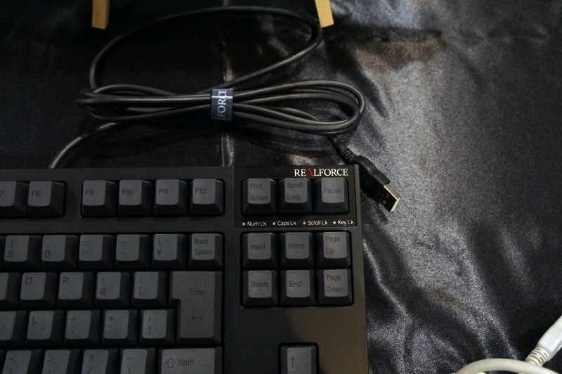 カーボン調の専用LEDプレートはアイボリーとブラックで若干色使いが違う