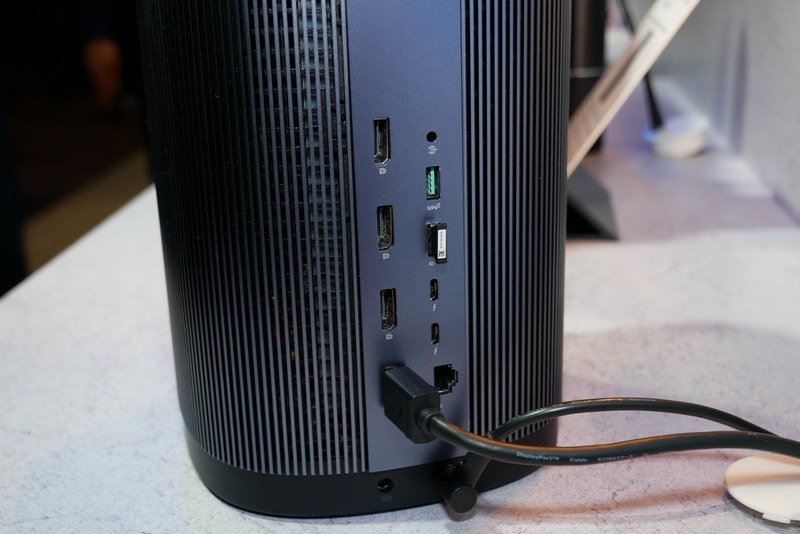 背面には、DisplayPort×4、USB 3.0×2、Thunderbolt 3×2、Gigabit Ethernetポートなどを用意