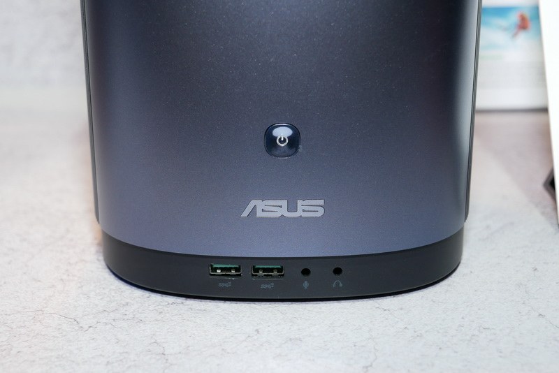 本体前方にはUSB 3.0×2とマイク、ヘッドフォンジャックを用意