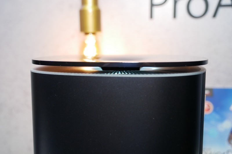 カバー内部にLEDイルミネーションがあり、動作状況に応じて発色が変わる仕組みも盛り込まれる予定