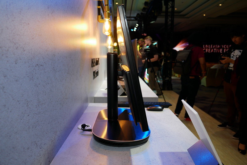 PC本体はスタンド下部に集約されており、ディスプレイ部はスリム