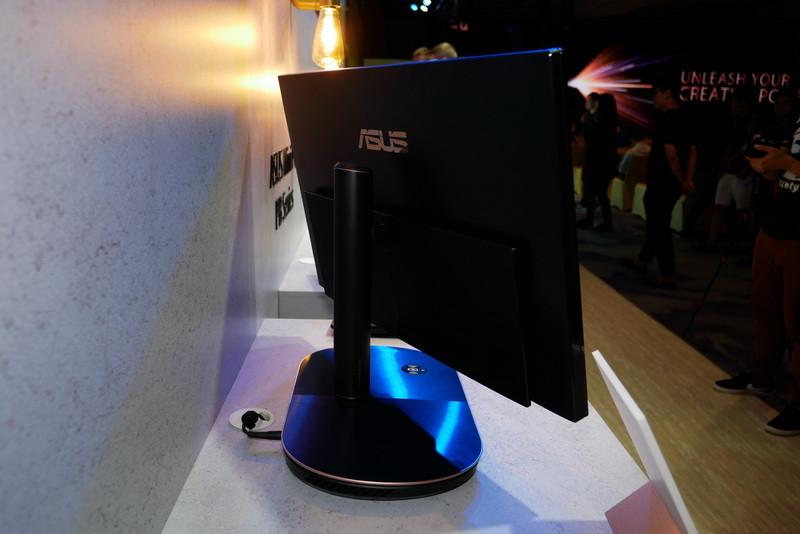 単体ディスプレイ同様に高さ調節、角度調節、スイベル機構を備える高性能スタンドを採用