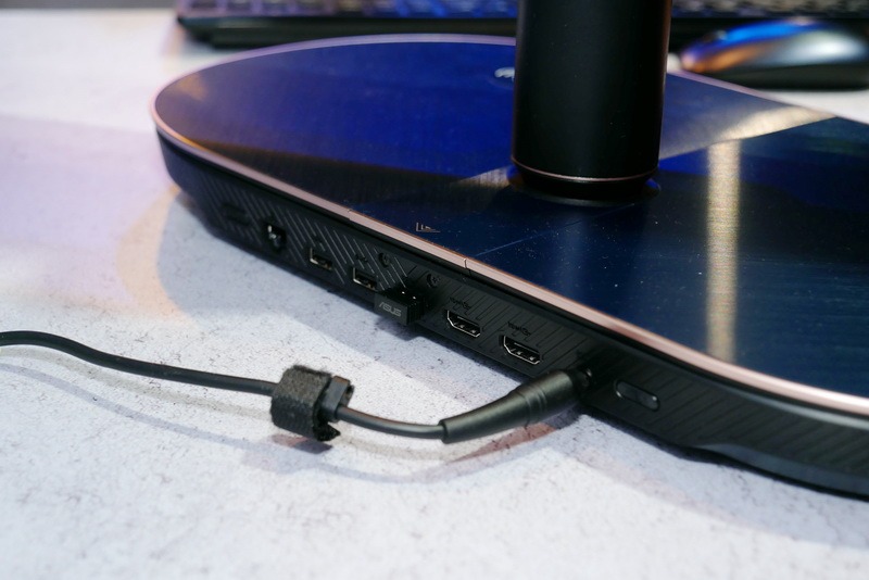 背面には、USB 3.0×3やHDMI入力×2などを備える