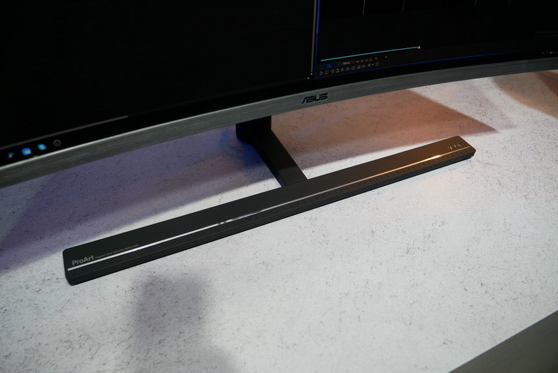 T字型の独特なデザインのスタンドを採用