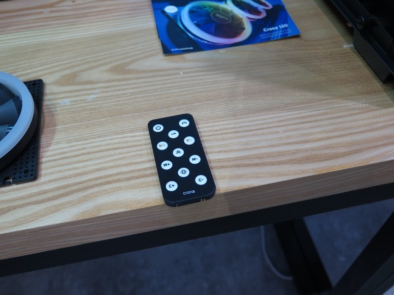 RGB LEDの設定は付属のリモコンから行なえる。接続はRF無線とのことだ