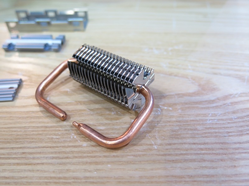 補助ヒートシンク部。なお、取り付けのさいはヒートパイプ接触部に付属のグリスを塗る