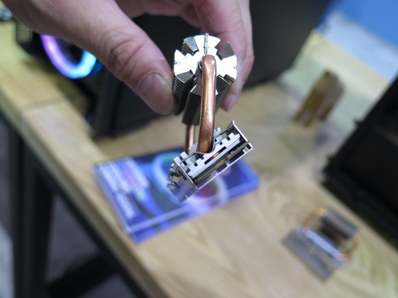 補助ヒートシンク部は自由に角度を変更可能