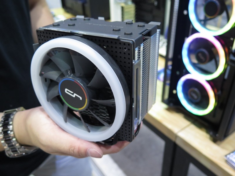 ヒートパイプがH7の3本から4本になったH7 Ultra RGB。ファンはCrona 120 RGB