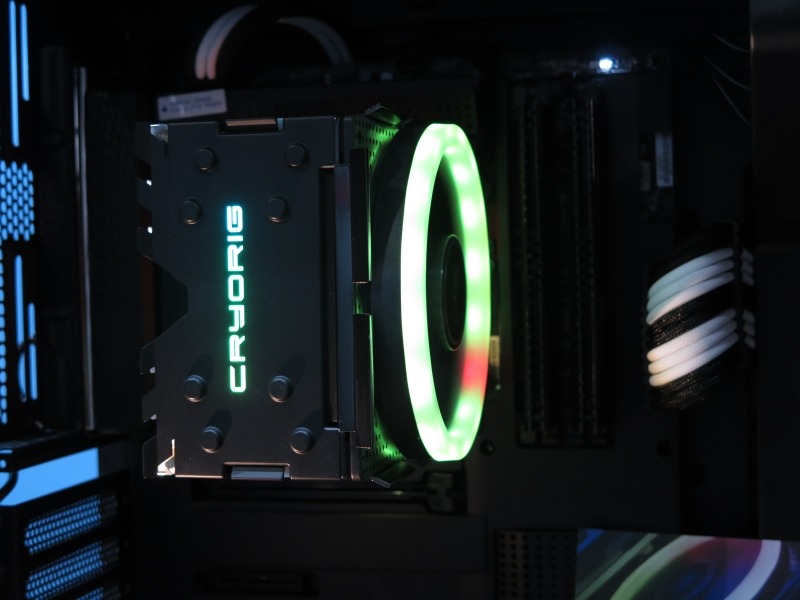 ケース内に組み入れて発光させているところ