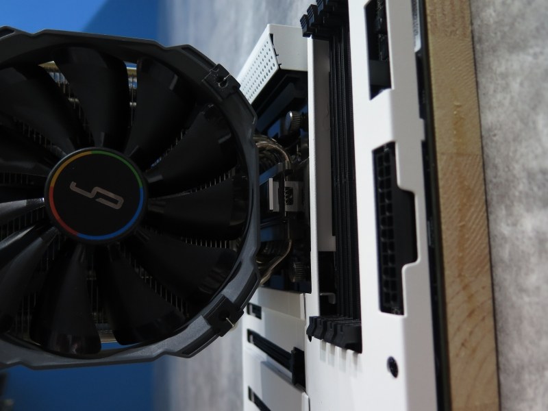 マザーボードは立てたままネジ止めしなくても仮留めできる