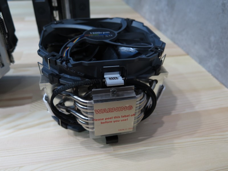 ツメの片方はバネ式となっており、簡単に装着できる