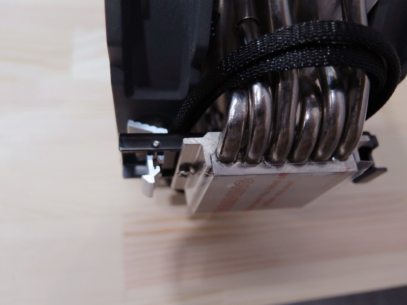 ツメの片方はバネ式となっており、簡単に装着できる