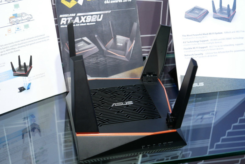 RT-AX92U単体。サイズは155×155×57mm(幅×奥行き×高さ)と、トライバンドルーターとしては比較的コンパクト。上部に4本のアンテナと本体内に2本のアンテナを備える