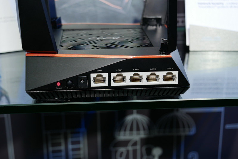 背面。ネットワークポートはWAN×1、LAN×4で、いずれもGigabit Ethernet対応
