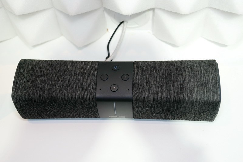 上部には、ボリュームボタンやAlexa用のマイクボタンなどを用意