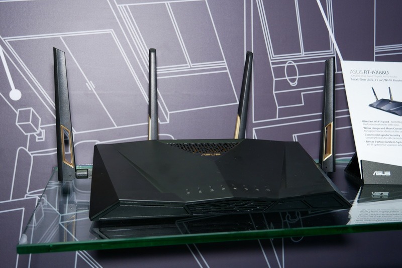 デザインは従来モデルのRT-AC88Uとほぼ同じ。大きなアンテナが4本備わっている点も同じだ