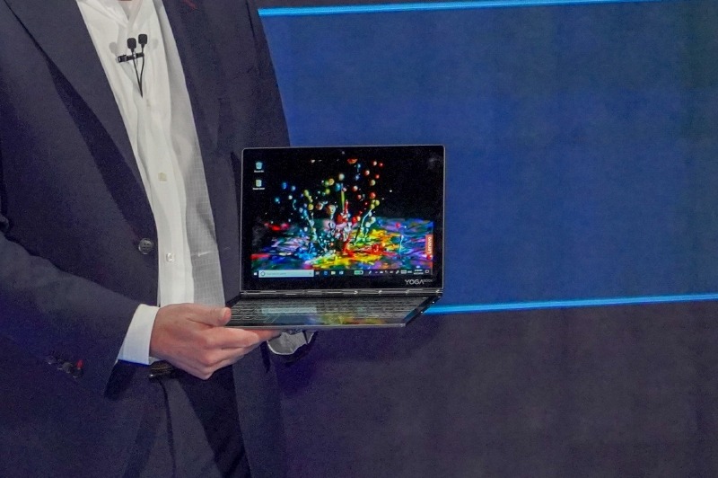Lenovoが参考展示した第2世代YOGA BOOK