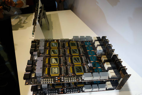 後藤弘茂のWeekly海外ニュース】NVIDIAの「HGX-2」から見える、NVLink