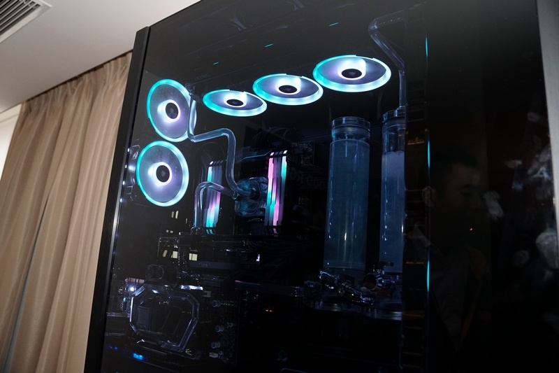 こちらの液冷システムは他社性のものだが、もはやPCとは思えないような見栄えになっている