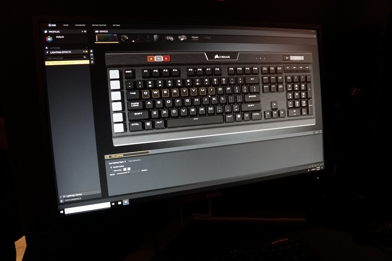 キーボードは特定のものだけを光らせることも