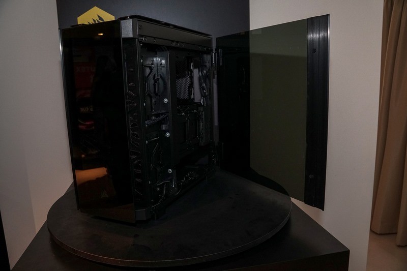 右側面を開けたところ。マグネット式なのでドライバーは不要