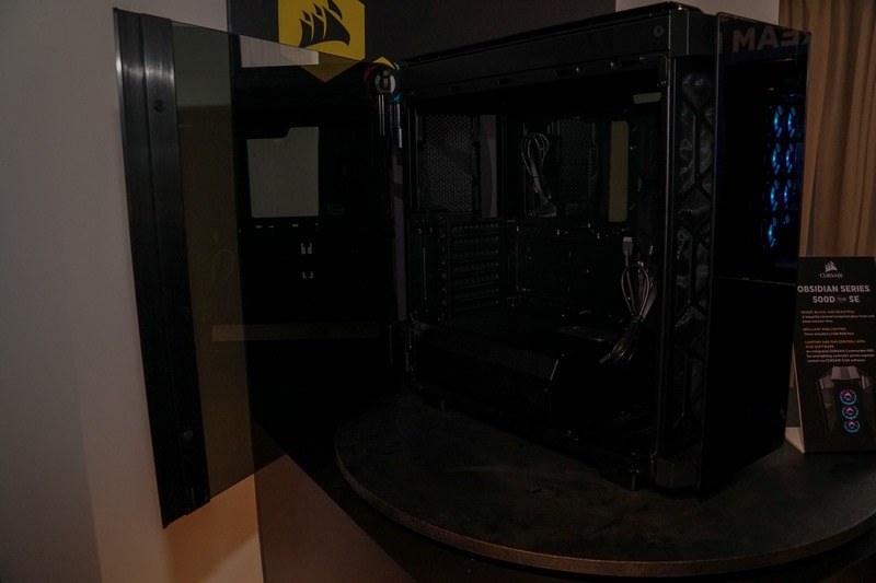 左側面を開けたところ