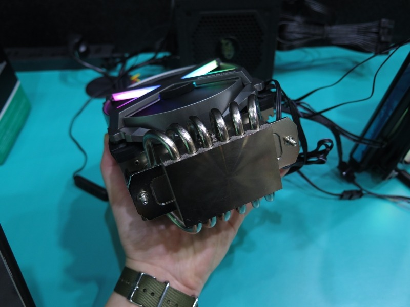 ベース部が大きく、Ryzen Threadripperを100%カバーできる