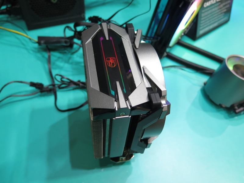 上部のロゴも光る