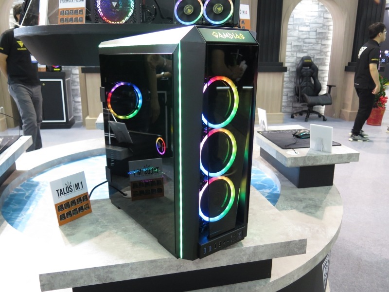 TALOS M1。左右のサイドパネルともに強化ガラスで、ドアのように開くため、メンテナンスがしやすい