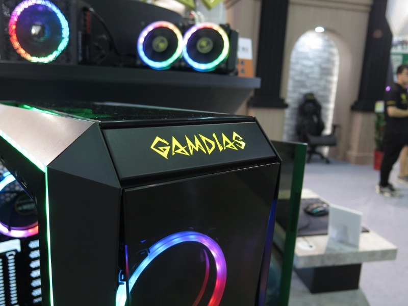 いずれのモデルも前面I/OとGAMDIASのロゴを入れ替え可能で、机の上でも床の上でも、環境に適したカスタマイズができる